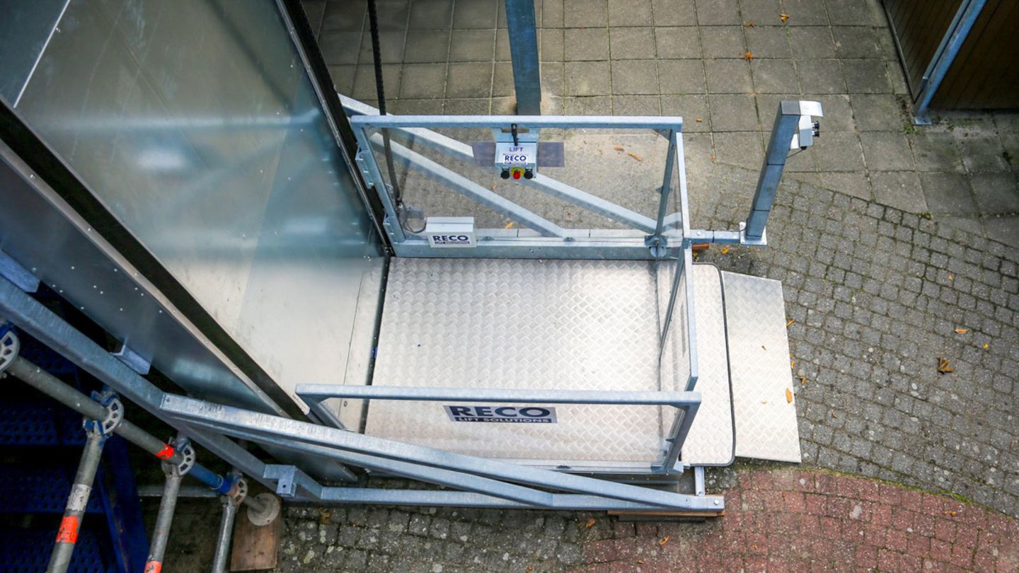 Temporary Wheelchair Lift 3m with stairs | Low-rise platform lift