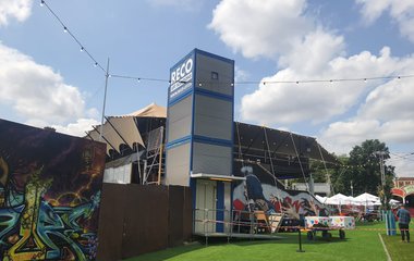 Tijdelijke personenlift geplaatst voor rolstoeltoegang bij Assembly Festival Garden in Coventry (UK)