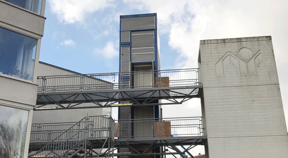 Emergency lift in use during renovation work in Krommenie