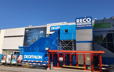 Decathlon winkel in Chur zet tijdelijke RECO personenlift in voor haar klanten tijdens verbouwing