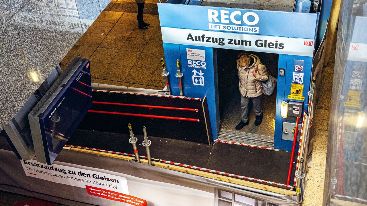 Large indoor lift for Rail & Retail areas | Passenger lift hire