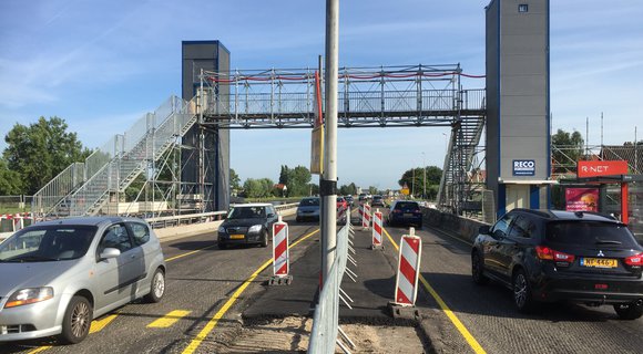 Bus stop in Ilpendam (NL) provided with barrier-free accessible temporary pedestrian bridge