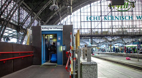 Reco Lift ondersteunt Deutsche Bahn met GEDA personenlift in stationshal Köln Hbf